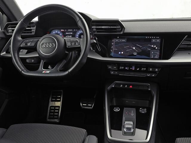 Audi A3 SPORTBACK 30 TFSI S-Line Automaat (2X S-LINE, APPLE CARPLAY, STOELVERWARMING, PLAT S-LINE SPORTSTUUR, GETINT GLAS, SPORTSTOELEN, PARKEERSENSOREN, NIEUWSTAAT)