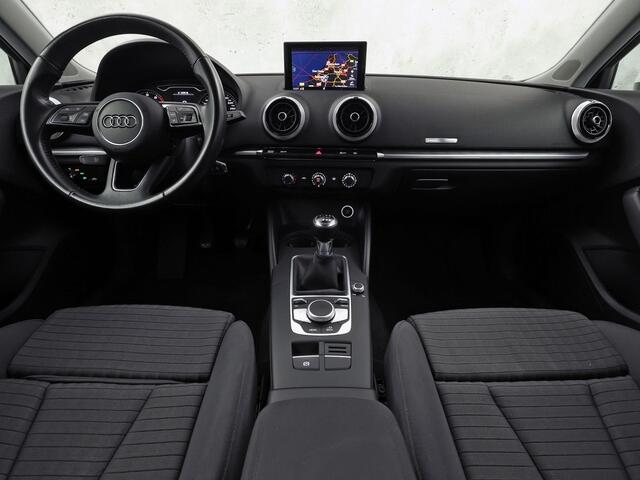 Audi A3 SPORTBACK 1.0 TFSI Sport (GROOT NAVI, DYNAMISCHE KNIPPERLICHTEN, PARKEERSENSOREN, SPORTSTOELEN, CRUISE, LM VELGEN, BLUETOOTH, NIEUWSTAAT)