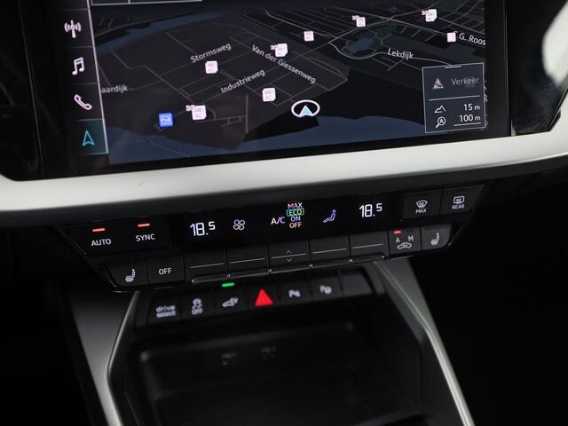 Audi A3 SPORTBACK 40 TFSI e Sport 204Pk Automaat (APPLE CARPLAY, GROOT NAVI, LEDER, STOELVERWARMING, SPORTSTOELEN, ADAPTIVE CRUISE, GETINT GLAS, NIEUWSTAAT)