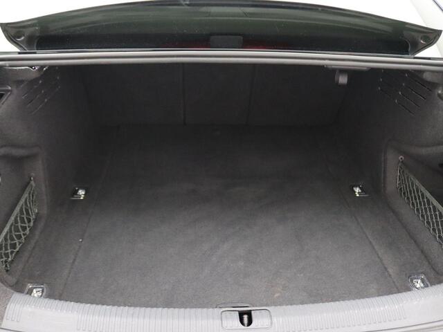 Audi A4 Limousine 40 TFSI Sport S line black edition 190PK DSG full led, trekhaak, cruise control, navigatie, Bang & Olufsen sound, volleder, voorstoelen verwarmbaar, 18" lichtmetaal
