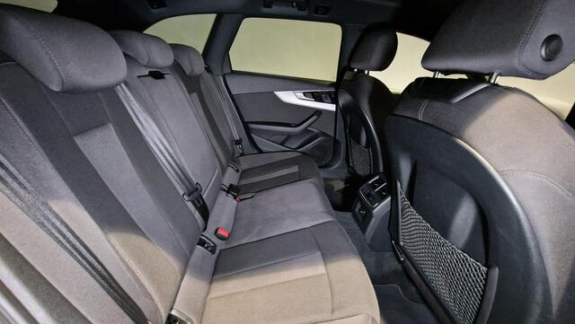 Audi A4 Avant 35 TFSI Launch edition Business | Camera | Stoelverwarming