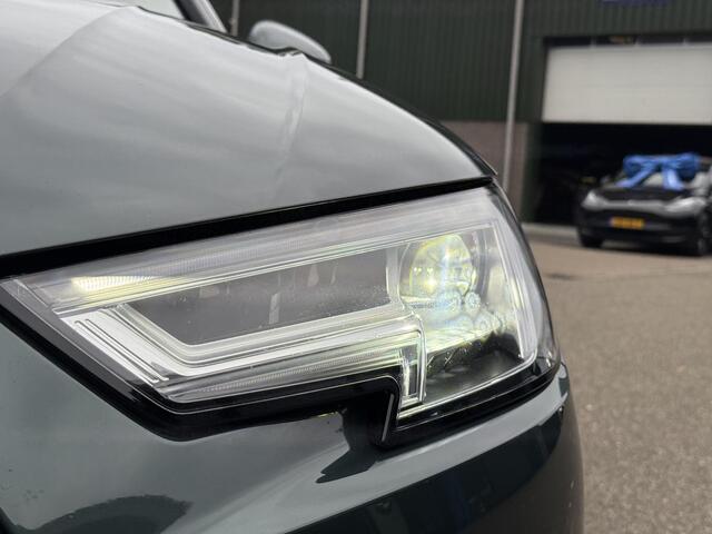 Audi A4 Avant 35 TFSI Sport S line black edition UNIEKE KLEUR| ELEK. TREKHAAK| ELEK. KLEP| S-LINE BINNEN- BUITEN | RIJKLAAR INCL. 12 MND BOVAG GARANTIE