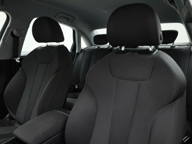 Audi A4 Limousine 35 TFSI/150PK Business Edition · Apple/Android Car Play · Navigatie · Parkeersensoren