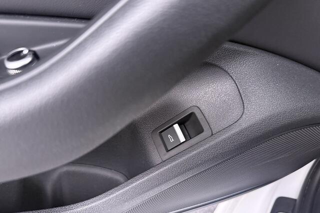 Audi A4 Avant 35 TFSI S edition (ACHTERUITRIJCAMERA, CRUISE CONTROL, DIGITALE COCKPIT, PARKEERSENSOREN)
