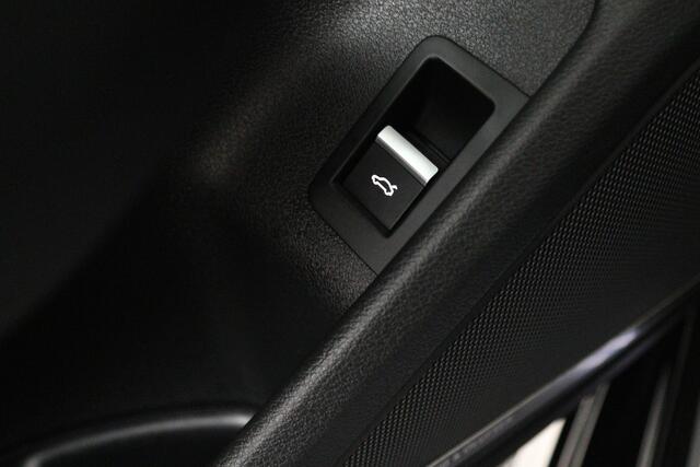 Audi A4 Limousine 35 TFSI Sport S line black edition (DIGITALE COCKPIT, CAMERA, STOELVERWARMING/VERKOELING, ELEKTR STOELEN)