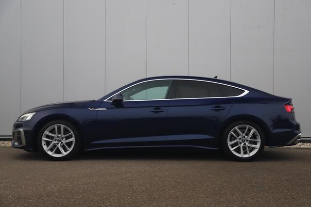 Audi A5 Sportback 35 TDI S-Line edition Automaat Navarra Blue Full LED Wegklapbare Trekhaak Virtual Cockpit Navigatie Achteruitrijcamera Clima Cruise Parkeersensor Half Leder Sportstoelen Draadloos Carplay