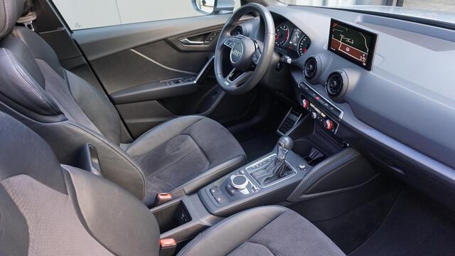 Audi Q2 1.4 TFSI 150pk S-Tronic 2x S-Line Pano.Dak 20inch LM LED Keyless Afn.Trekhaak Sfeerverlichting *Floretzilver Metallic*