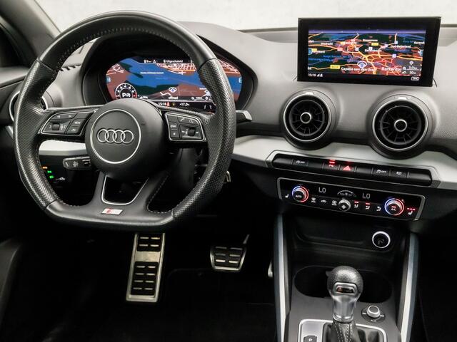 Audi Q2 35 TFSI S-Line Sport 150Pk Automaat (SCHUIFDAK, VIRTUAL COCKPIT, GROOT NAVI, ADAPTIVE CRUISE, STOELVERWARMING, CAMERA, LEDER, ELEK ACHTERKLEP, PLAT S-LINE SPORTSTUUR, NIEUWSTAAT)