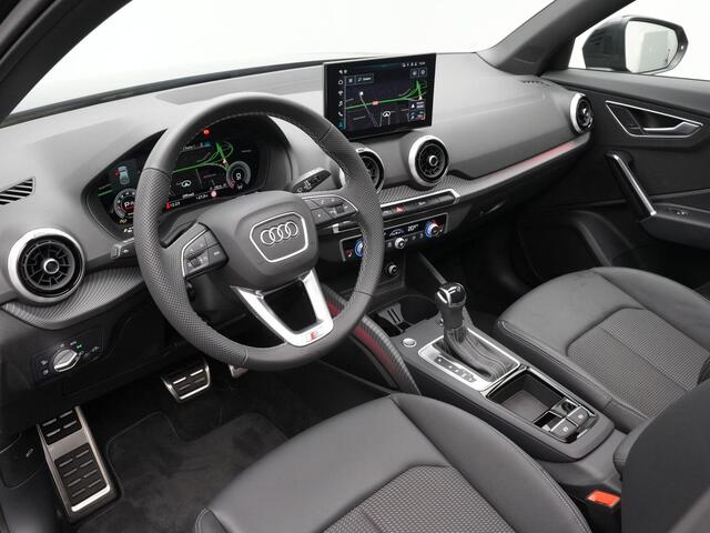 Audi Q2 35 TFSI 150 pk S-tronic Advanced edition | Panoramadak | Trekhaak | Aadaptieve onderstelregeling (DCC) | Sportstoelen | Side Assist | Remklauwen rood | 19 inch