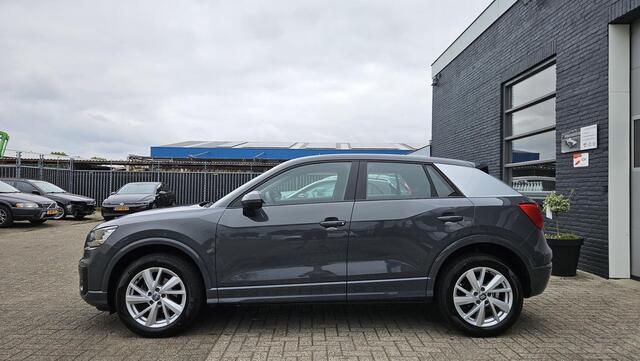 Audi Q2 30 TFSI Sport | NANOGRIJS + OPTIEK ZWART | 1e EIGENAAR | DEALER ONDERHOUDEN