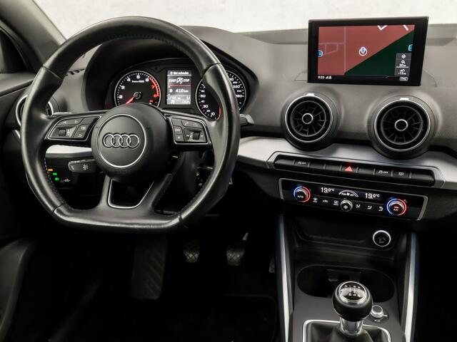 Audi Q2 1.0 TFSI Sport (GROOT NAVI, PLAT SPORTSTUUR, ZWART HEMEL, LED KOPLAMPEN, SPORTSTOELEN, GETINT GLAS, PARKEERSENSOREN, CLIMATE CONTROL, NIEUWSTAAT)