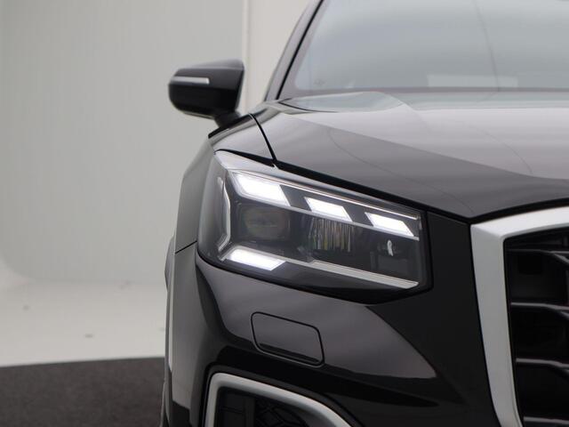 Audi Q2 35 TFSi 150 Pk Automaat S-Line | Sonos Audio | Volledig Leder met Rode Stiksels | Digitaal Dashboard | CarPlay | Zwarte Hemel | Stoelverwarming | Trekhaak | 18 Inch | 5.506 Km!!