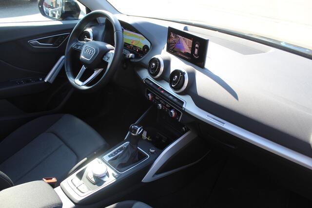 Audi Q2 35 TFSI S-Line Automaat/Panoramadak/Afneembare trekhaak/Virtual cockpit/Achteruitrijcamera/Parkeersensoren rondom/Apple carplay/Stoelverwarming/Climate control/Elektrische achterklep/Cruise control/DAB/19'' Lichtmetalen velgen.