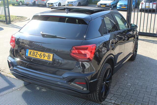 Audi Q2 35 TFSI S-Line Automaat/Panoramadak/Afneembare trekhaak/Virtual cockpit/Achteruitrijcamera/Parkeersensoren rondom/Apple carplay/Stoelverwarming/Climate control/Elektrische achterklep/Cruise control/DAB/19'' Lichtmetalen velgen.