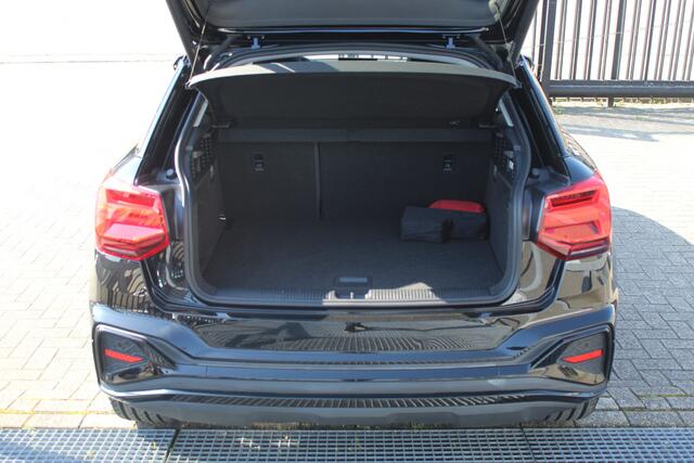 Audi Q2 35 TFSI S-Line Automaat/Panoramadak/Afneembare trekhaak/Virtual cockpit/Achteruitrijcamera/Parkeersensoren rondom/Apple carplay/Stoelverwarming/Climate control/Elektrische achterklep/Cruise control/DAB/19'' Lichtmetalen velgen.