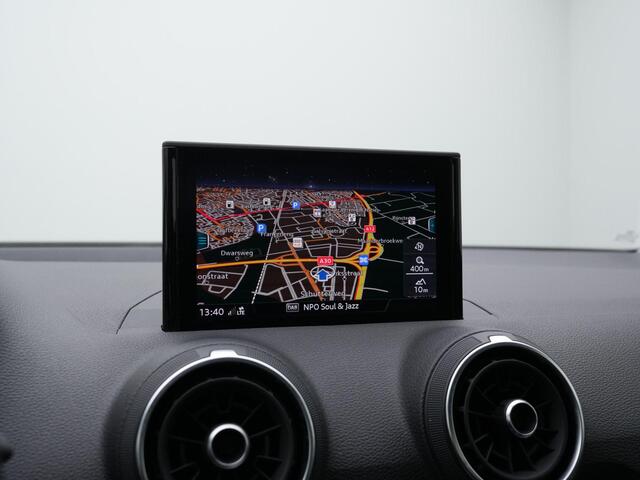 Audi Q2 35 TFSI 150 pk S-tronic S-Line | Trekhaak | Achteruitrijcamera | Stoelverwarming | Navigatie