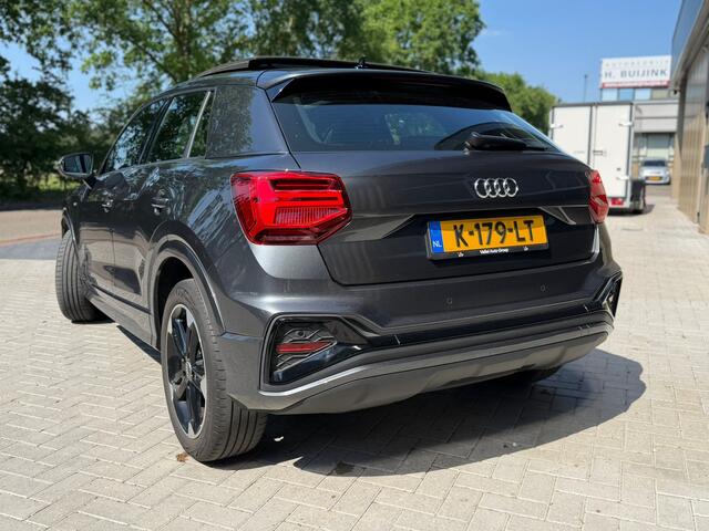 Audi Q2 35 TFSI 150 pk S Edition / Pano-Dak/ Matrix-LED/ S-line/ Camera/ Daytona-Grau 18''LMV