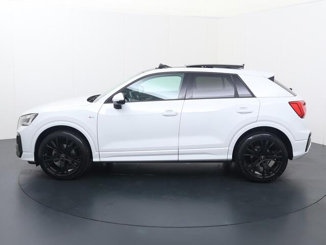 Audi Q2 35 TFSI S Edition | 150 PK | Automaat | Trekhaak | Cruise control | Panoramadak | Matrix LED | Navigatiesysteem | Parkeersensoren | 19" LM velgen | S-Line |