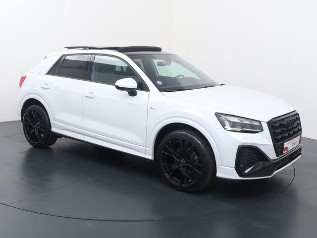 Audi Q2 35 TFSI S Edition | 150 PK | Automaat | Trekhaak | Cruise control | Panoramadak | Matrix LED | Navigatiesysteem | Parkeersensoren | 19" LM velgen | S-Line |
