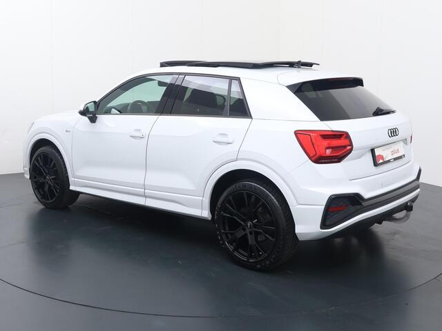 Audi Q2 35 TFSI S Edition | 150 PK | Automaat | Trekhaak | Cruise control | Panoramadak | Matrix LED | Navigatiesysteem | Parkeersensoren | 19" LM velgen | S-Line |
