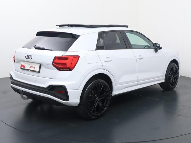 Audi Q2 35 TFSI S Edition | 150 PK | Automaat | Trekhaak | Cruise control | Panoramadak | Matrix LED | Navigatiesysteem | Parkeersensoren | 19" LM velgen | S-Line |