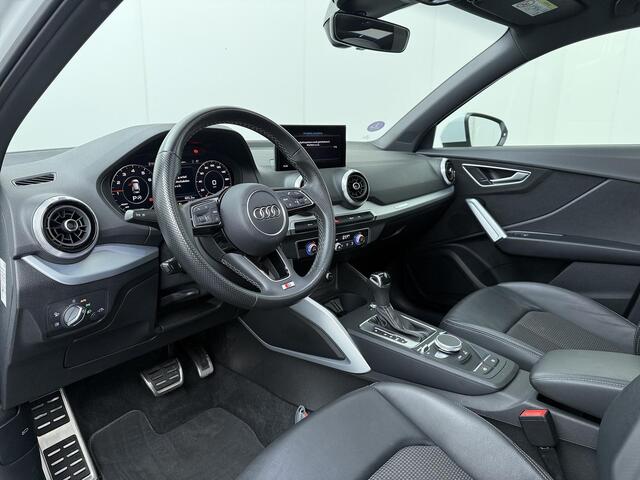 Audi Q2 35 TFSI S Edition | 150 PK | Automaat | Trekhaak | Cruise control | Panoramadak | Matrix LED | Navigatiesysteem | Parkeersensoren | 19" LM velgen | S-Line |