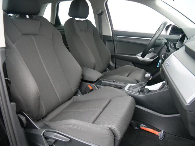 Audi Q3 35 TFSI 150pk S edition Automaat Navigatie / Stoelverwarming / LED / Sportstoelen