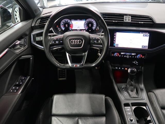 Audi Q3 Sportback 35 TFSI S Edition 2x S Line Automaat Chronosgrijs 1e Eigenaar Nieuwstaat 4x nieuwe banden Navigatie Camera Leer Blackpack Virtueel Sportstoelen Winterbanden