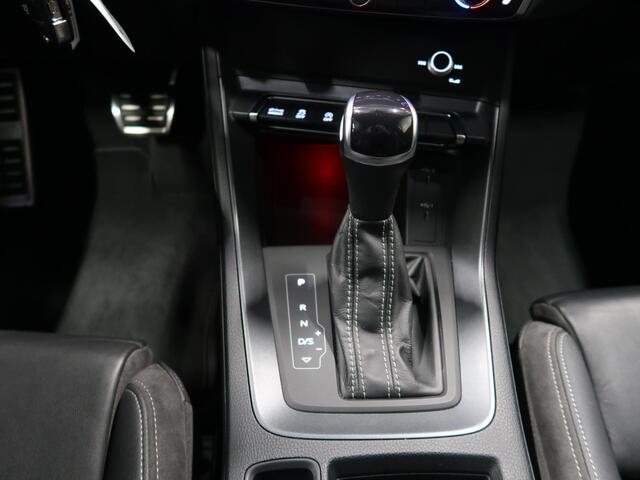 Audi Q3 Sportback 35 TFSI S Edition 2x S Line Automaat Chronosgrijs 1e Eigenaar Nieuwstaat 4x nieuwe banden Navigatie Camera Leer Blackpack Virtueel Sportstoelen Winterbanden