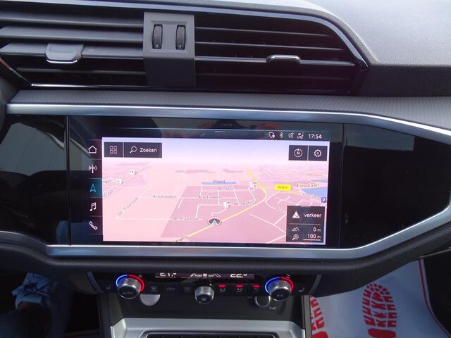 Audi Q3 Sportback 35 TFSI S Edition Automaat, F1-Flippers, Bedienbaar stuur, Panoramadak, Dode Hoek, Leder Sport Interieur, Camera, Navigatie, Multimedia, Airco/ECC, Cruisecontrol, Parkeersensoren, LM-velgen, Led