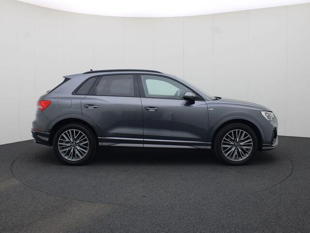 Audi Q3 45 TFSIe 180kW/245PK S-Line · Apple Car Play · Camera + Parkeersensoren · Leder/stof