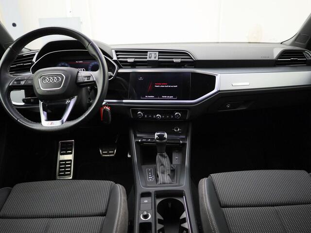 Audi Q3 45 TFSIe 180kW/245PK S-Line · Apple Car Play · Camera + Parkeersensoren · Leder/stof