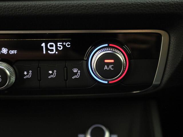 Audi Q3 45 TFSIe 180kW/245PK S-Line · Apple Car Play · Camera + Parkeersensoren · Leder/stof