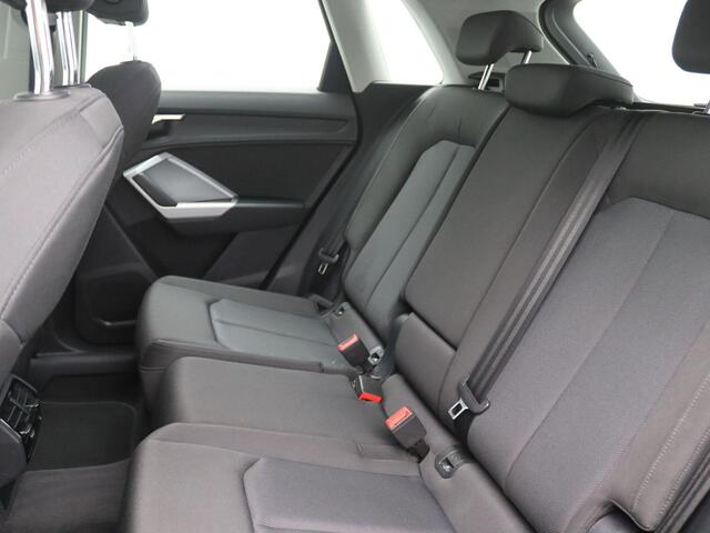 Audi Q3 35 TFSI Business Edition 150PK S-Tronic Adaptieve Cruise Controle, Side Assist, Parkeersensoren voor en achter, Clima, Navi, Trekhaak, 18" LM Velgen