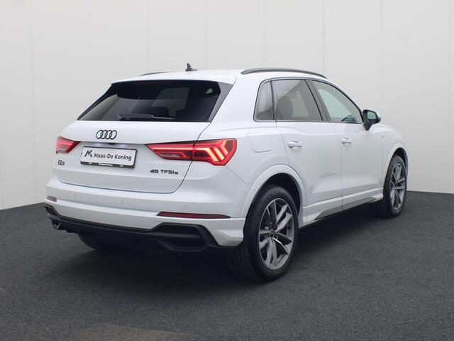 Audi Q3 45 TFSIe 180kW/245PK S Line · Camera · Stoelverwarming · Apple/Android Car Play · Leder/Stof · Trekhaak ·