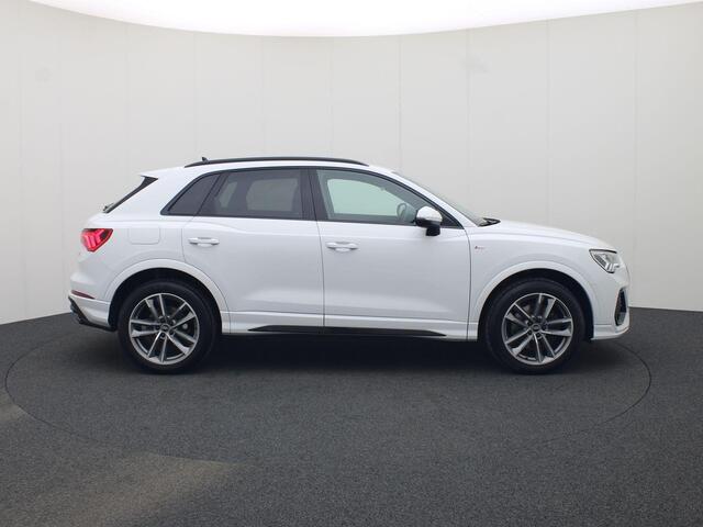 Audi Q3 45 TFSIe 180kW/245PK S Line · Camera · Stoelverwarming · Apple/Android Car Play · Leder/Stof · Trekhaak ·