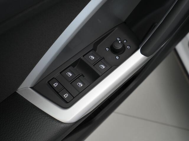 Audi Q3 45 TFSI e 245 pk PHEV S-Tronic edition Navigatie / Camera / Stoelverwarming