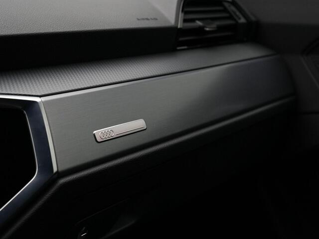 Audi Q3 Sportback 35 TFSI 150 pk S-tronic S-Line | Panoramadak | Trekhaak | Stoelverwarming | Adaptive Cruise | Navigatie