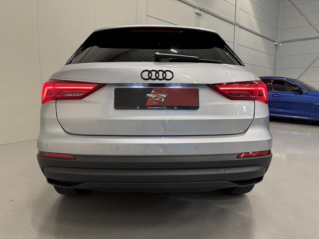 Audi Q3 45 TFSI e Edition PANO/TREKHAAK/LEER-SPORT/MEMORY/ACC/MATRIX/SFEER/KEYLESS/CARPLAY/EL.A.KLEP/DONKERE-HEMEL/BLACK-OPTIC/FLORETTSILBER/VOLLEDIG AUDI DEALER HISTORIE