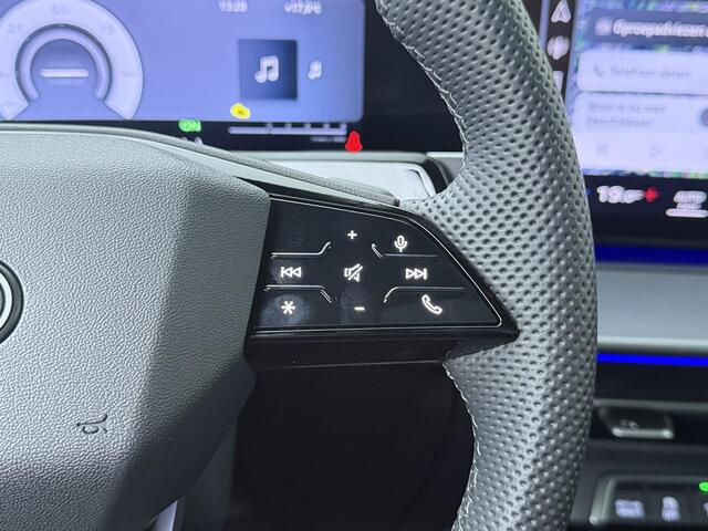 Audi Q3 1.5 200kW e-hybrid S edition Panoramadak | Optiekpakket zwart | Keyless Entry | Dode hoek assistent | Parkeersensoren voor, achter, achteruit rij camera | Stoelverwarming