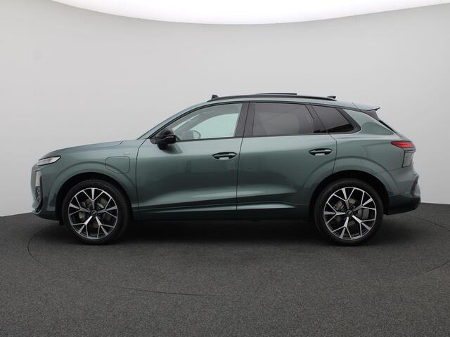 Audi Q3 1.5 200kW e-hybrid S edition 272PK S-Tronic Panoramadak, Trekhaak, Achteruitrijcamera, Stoel-Stuurverwarming, 20" LM Velgen, LED Plus, Elektr. Achterklep