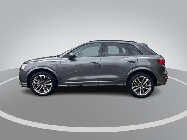 Audi Q3 45 TFSIe 245pk S edition · Camera · Apple/Android Car Play · Dodehoeksensoren · 19'' · Drive select · Navigatie · Leder/Stof