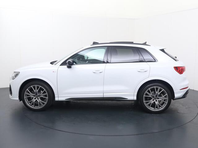 Audi Q3 35 TFSI S edition Competition | 150 PK | Automaat | Panoramadak | Matrix LED koplampen | 20" LM velgen | S-line | Sonos premium sound | Dodehoek detectie |