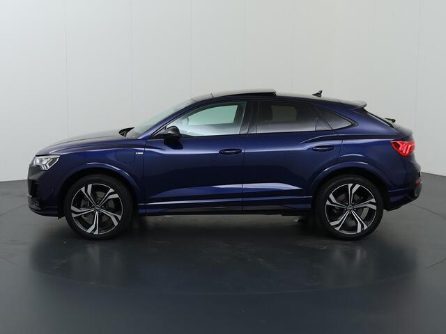 Audi Q3 Sportback 45 TFSI e S Edition | Panoramadak | Trekhaak | Sportstoelen | Stoelverwarming | Camera | DAB | Appel CarPlay/Android Auto | Draadloos Opladen telefoon | Adaptieve Cruise Control | Ele. verstelbare stoelen + Geheugen | Ele. kofferdeksel |