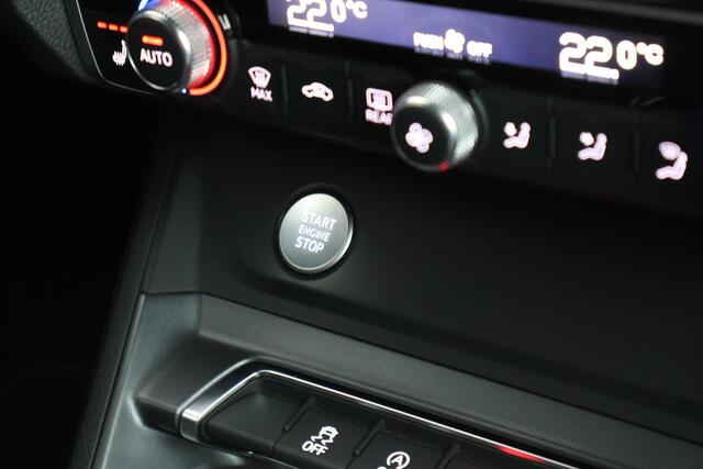 Audi Q3 40 TFSI 190pk quattro edition one Trekhaak Camera Keyless Virtual Cockpit Panoramadak Navigatie S-Line