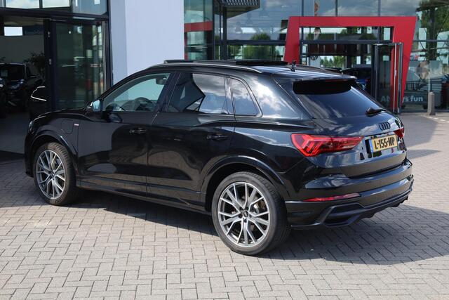 Audi Q3 45 TFSI e S edition MF Sportstuur afgevlakt, panoramadak, verwarmbare voorstoelen, comfortsleutel, autmatisch dimmende binnenspiegel, Optiek pakket zwart, 20" LM velgen, hout klavierlak zwart, spiegels automatisch dimmend, Audi virtueel cockpit Plus, Bang