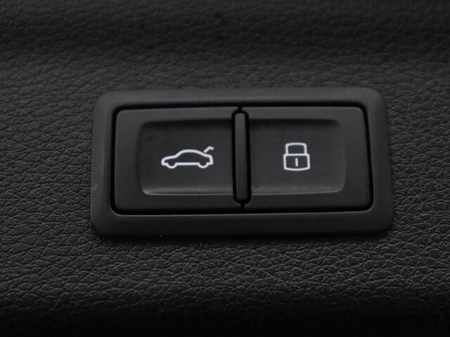 Audi Q3 35 TFSI S edition | Leder | Virtual Dashboard | Carplay | Stoelverwarming | Climate control | Cruise control | Camera | Park assist | Navigatie |