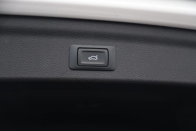 Audi Q3 45 TFSI e S edition Automaat 19 inch LMV Half Leder Navigatie Carplay Android Climate Cruise Control Parkeersensor LED