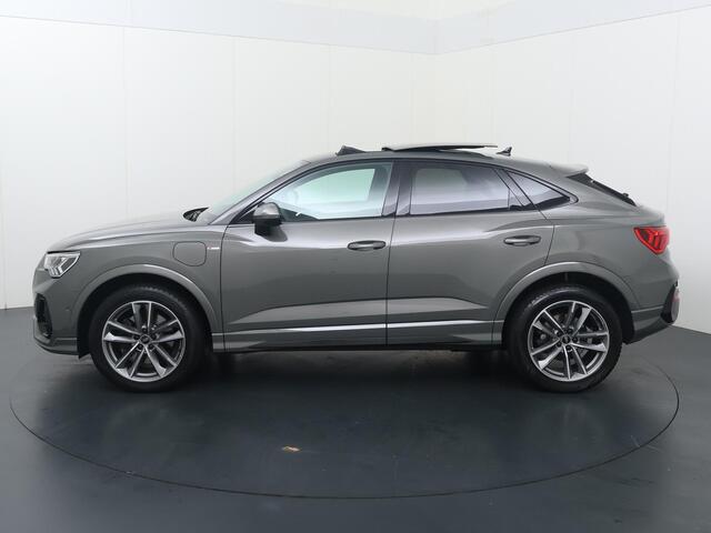 Audi Q3 Sportback 45 TFSI e S Edition | 245 PK | SoH 94% | Adaptive Cruise Control | Achteruitrijcamera | Panoramadak | Volleder | Dodehoek detectie | Climate control | Elektrische achterklep | Navigatiesysteem | Sfeerverlichting | Stoelverwarming | Apple Carplay / Android Auto |