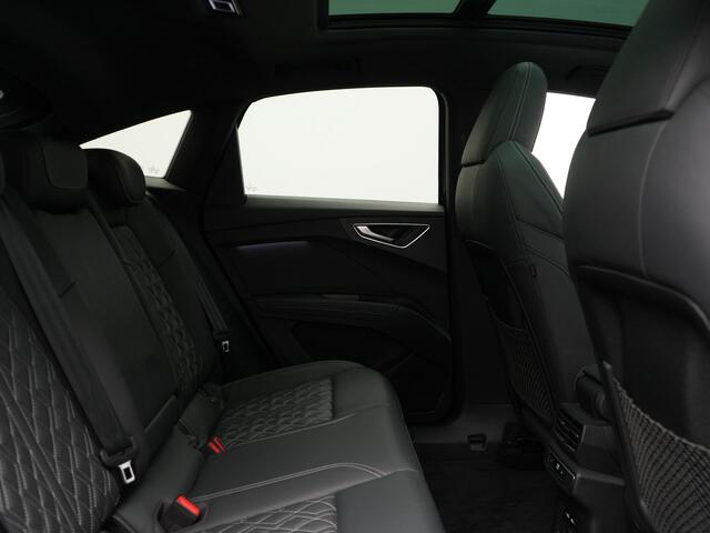Audi Q4 Sportback e-tron 50 quattro S Line 77 kWh 300pk Dealer O.H. | Trekhaak Af Fabriek | Panodak | Adaptive Cruise | Head Up | Camera | Matrix LED | Lederen Sportstoelen Verwarmd | Sfeerverlichting | Apple Carplay | Keyless | Blis | 20"L.M | Navigatie |
